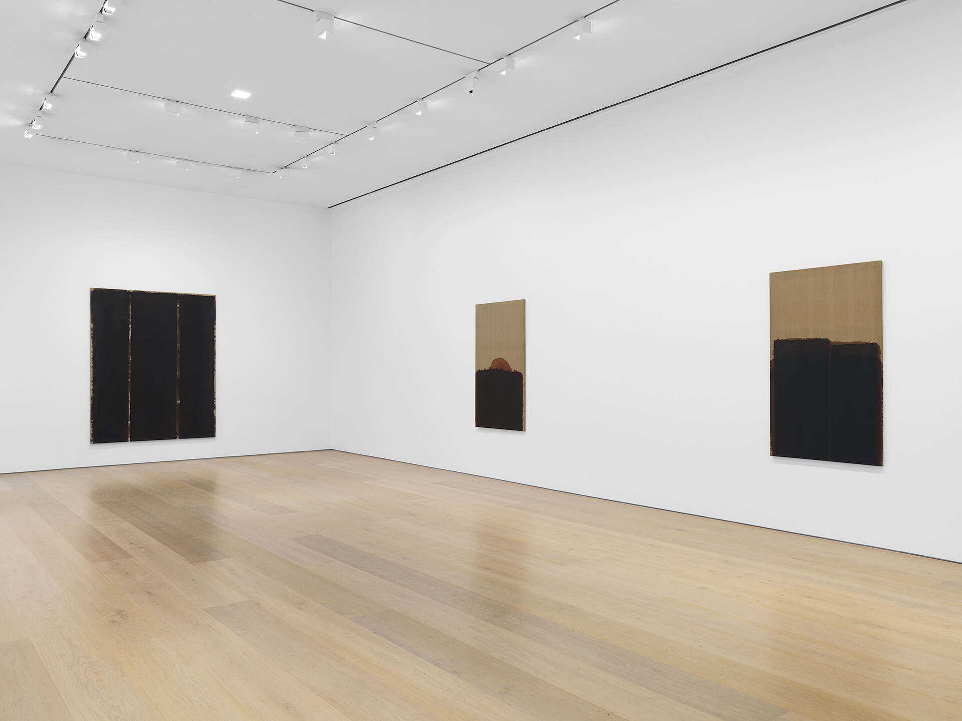 An installation view of an exhibition of paintings by Yun Hyong-keun at David Zwirner, New York, in 2020.